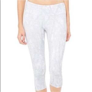 ALO Airbrush Snakeskin Cropped Yoga Leggings